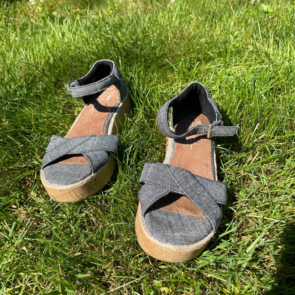 Womens TOMS sandal wedges size 6